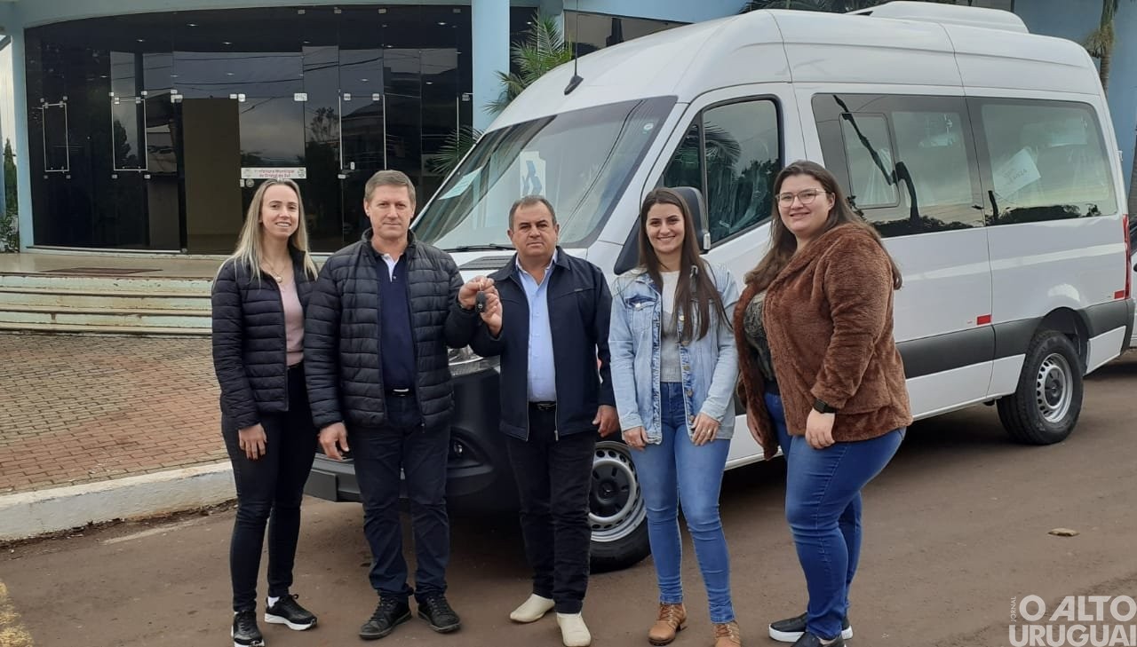 Cristal do Sul adquire van para qualificar atendimentos na área da saúde