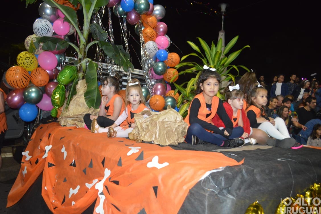 Desfile de rua do Carnaval Regional de Iraí reúne grande público
