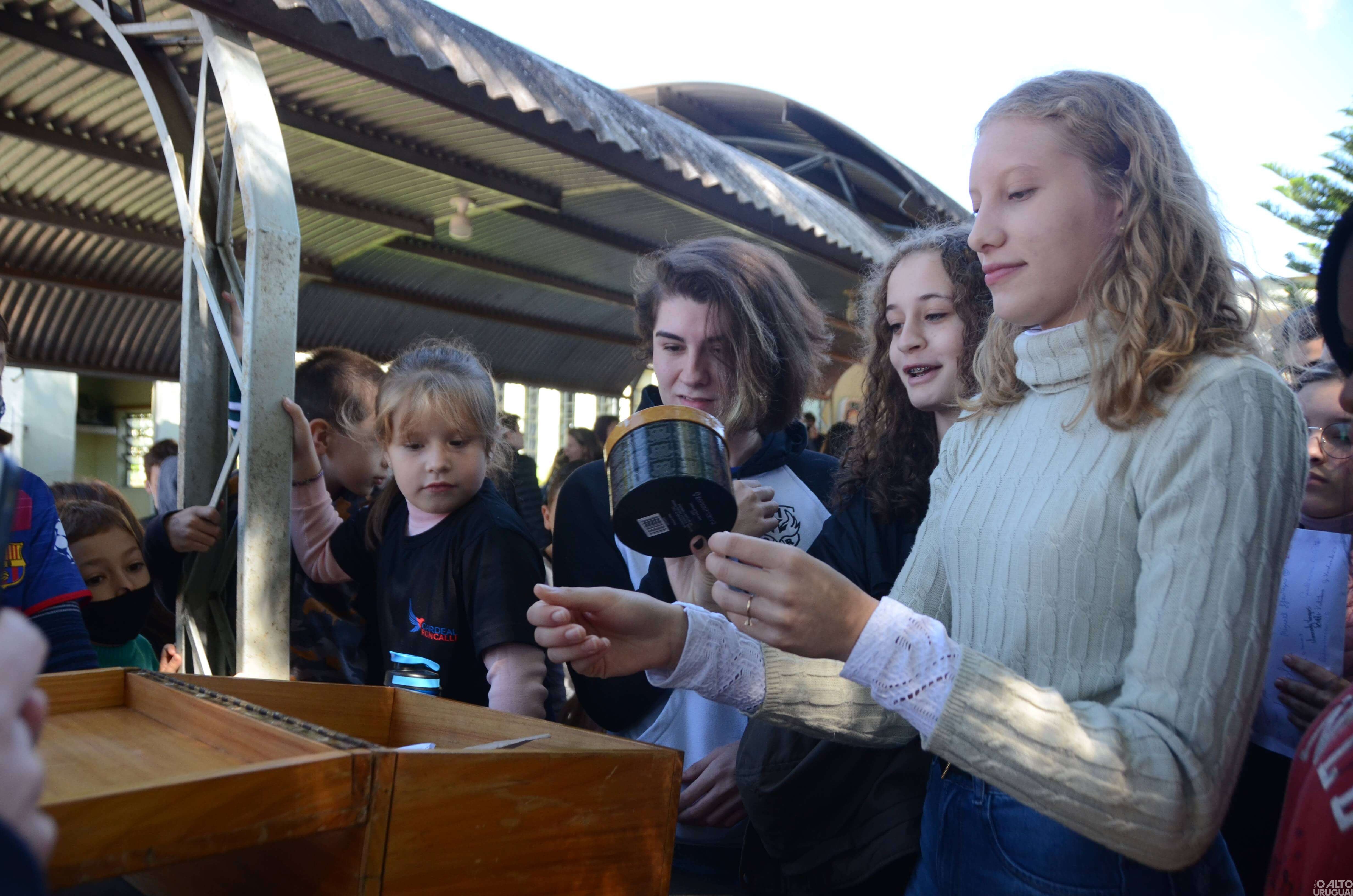 Cápsula do tempo é aberta em FW para celebrar os 60 anos da Escola Cardeal Roncalli