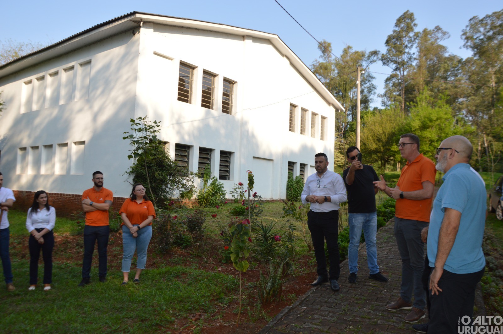 Cresol Raiz realiza ação simbólica com plantio de árvores em FW