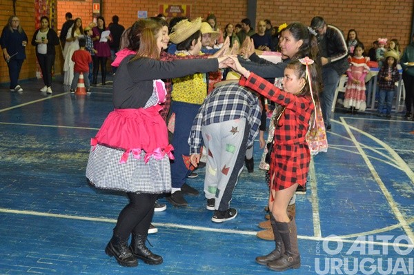 Festa Junina da Escola Irmã Odila Lehnen reúne comunidade em noite de alegria e tradição