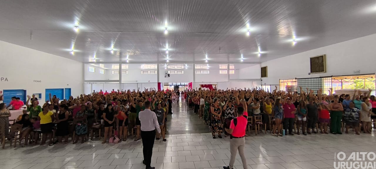 Mulheres lotam salão paroquial de Planalto