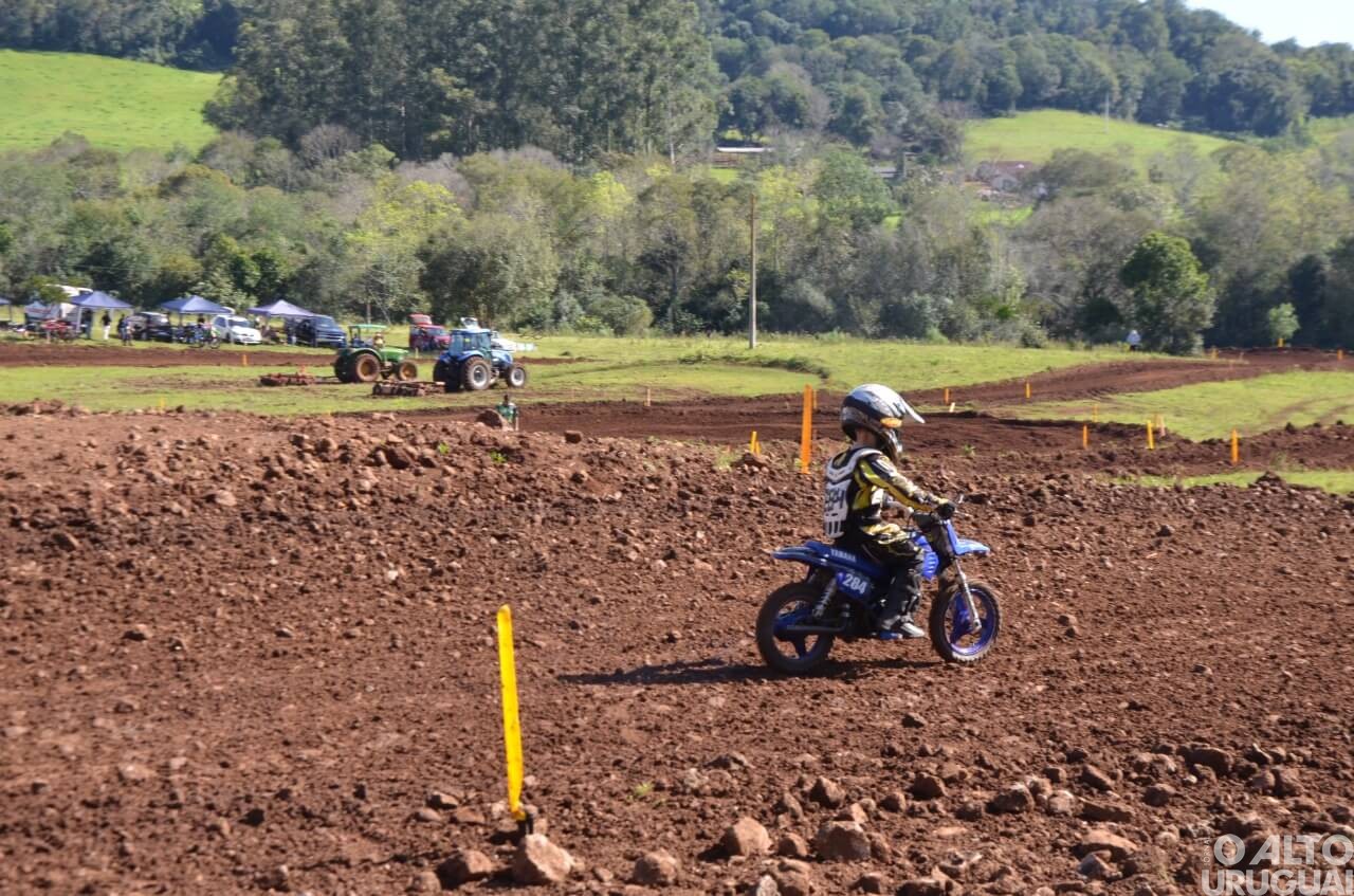 Pilotos do RS e SC disputam provas de velocross em Taquaruçu do Sul