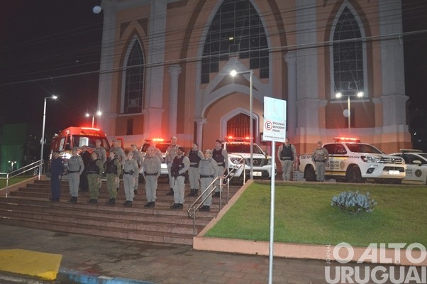 BM e Bombeiros de FW realizam homenagem a sargento morto em Caxias