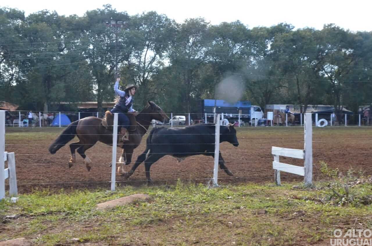 Mulheres dão show no Duelo de Prendas Bibiana Cambará nas provas do Rodeio Crioulo de FW