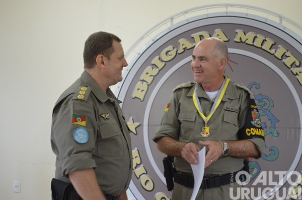 Autoridades são homenageadas pelo 37º BPM