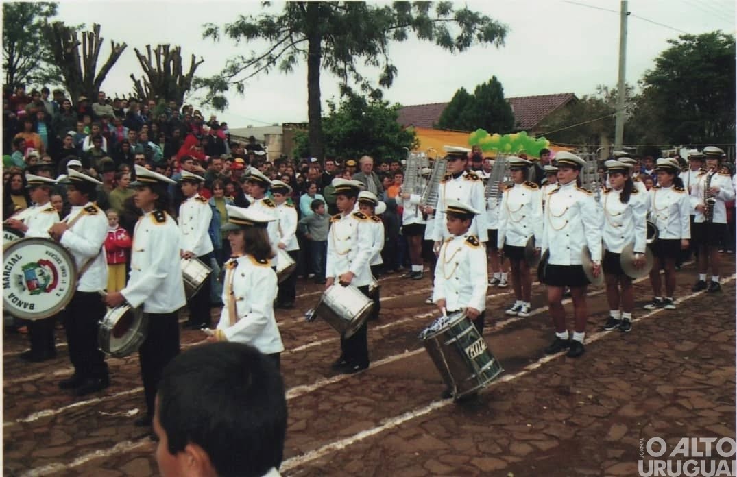 Desfile cívico é realizado em Vista Alegre após 20 anos