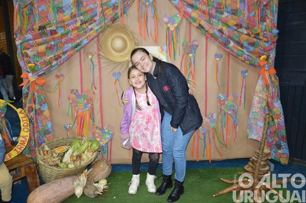 Festa Junina da Escola Irmã Odila Lehnen reúne comunidade em noite de alegria e tradição