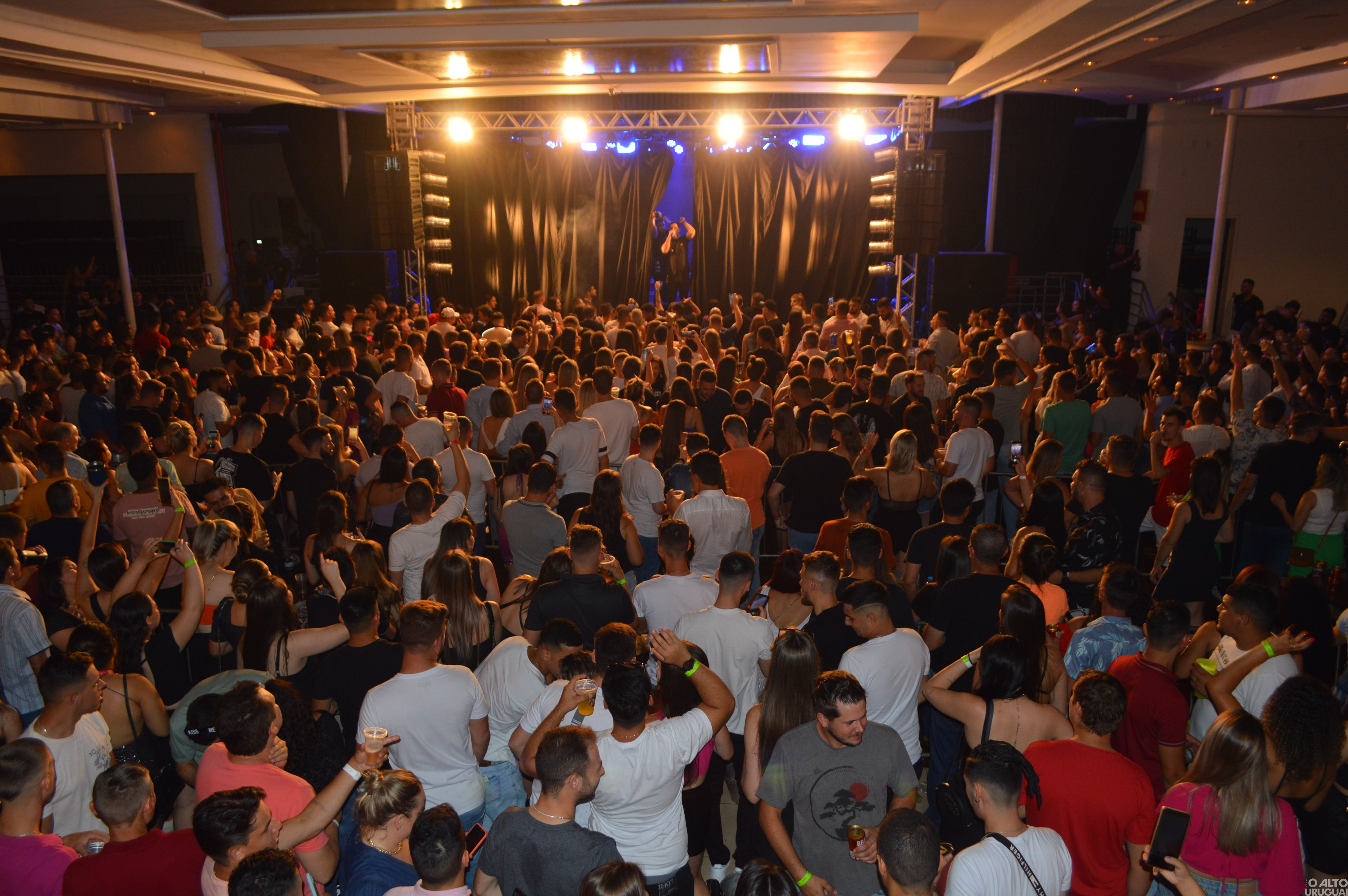 Público prestigia show de Ícaro e Gilmar em FW