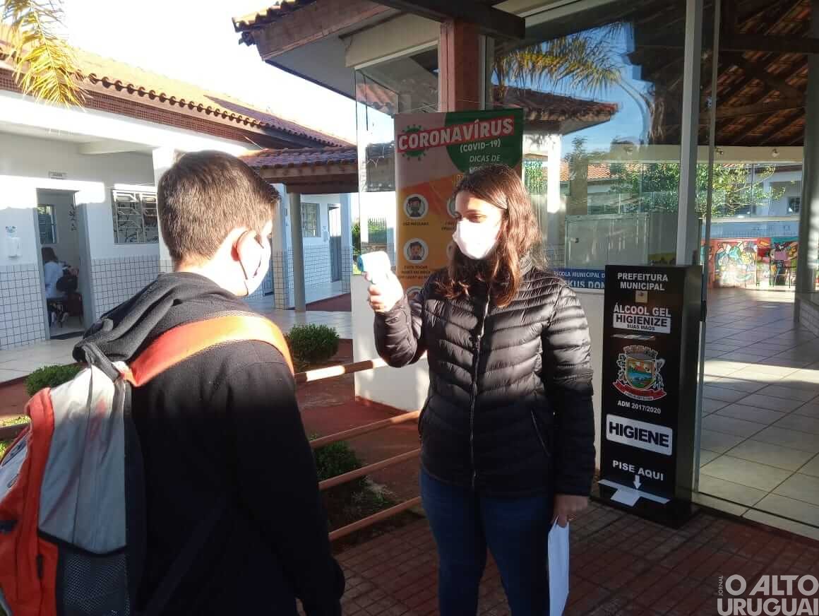 Escolas retomam atividades presenciais