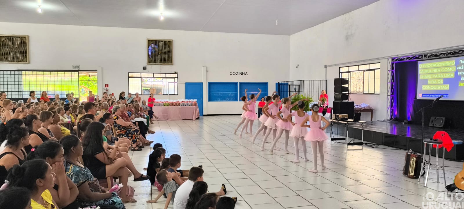 Mulheres lotam salão paroquial de Planalto