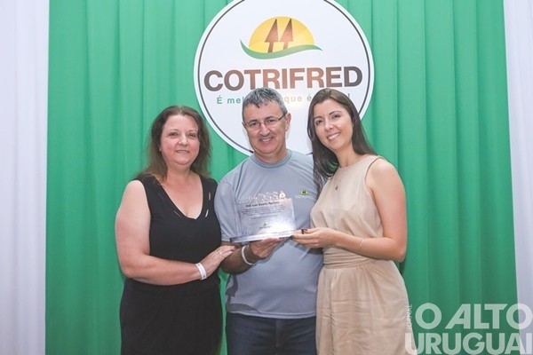 Colaboradores da Cotrifred recebem homenagem