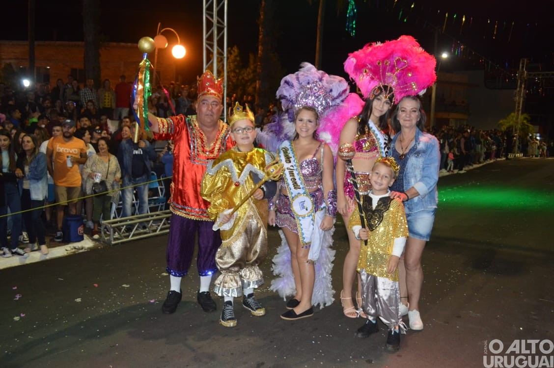 Desfile de rua do Carnaval Regional de Iraí reúne grande público