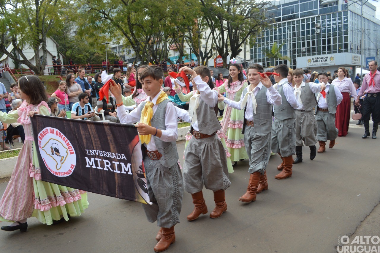 Desfile Farroupilha encerra festejos de FW