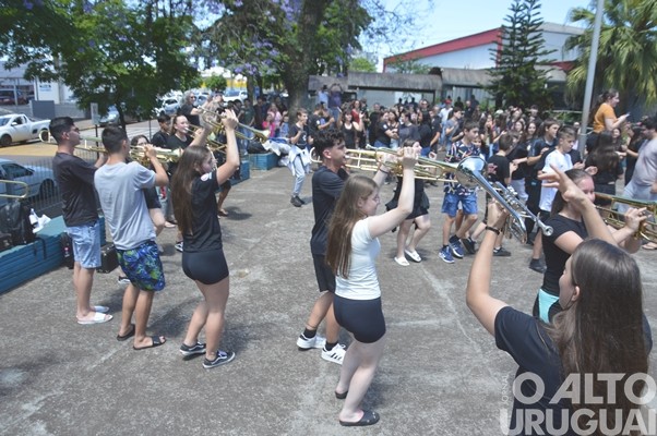 Bandas da Escola Cardeal Roncalli conquistam cinco títulos de campeãs e três de vice-campeãs em SC