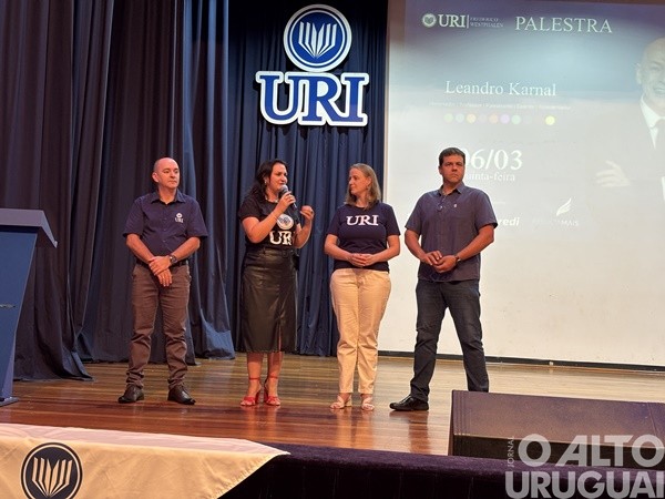 Leandro Karnal lota salão de atos da URI/FW