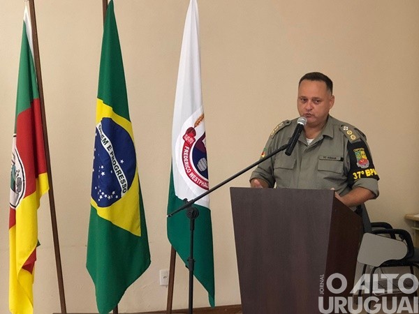 Autoridades são homenageadas pelo 37º BPM