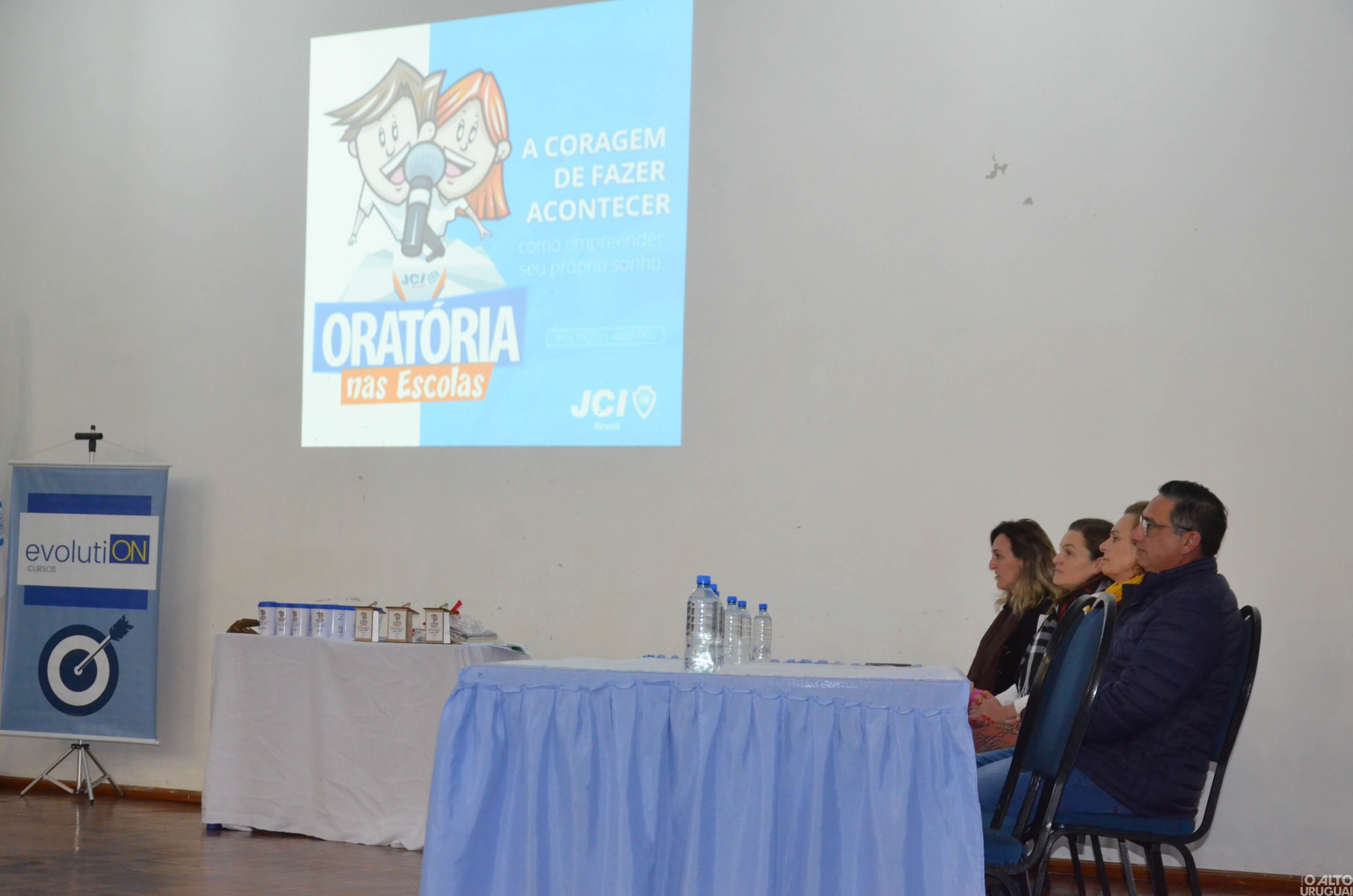Três estudantes são premiadas na final municipal do Oratória nas Escolas em Rodeio Bonito