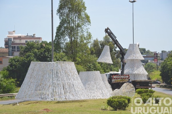 Inicia a instalação dos enfeites do Frederico em Luz