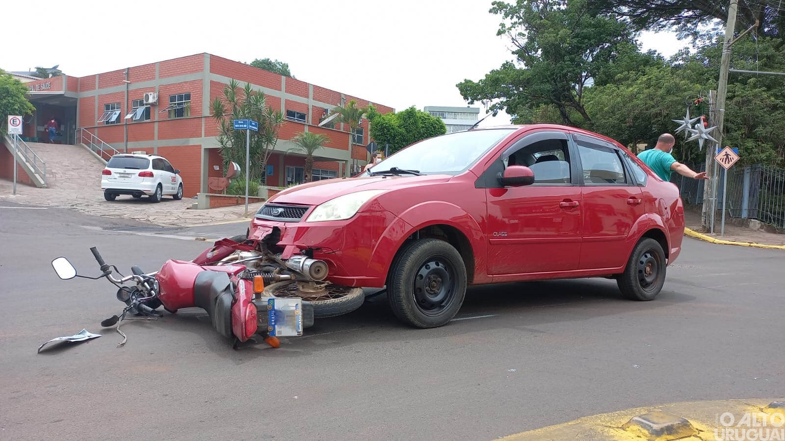 Colisão entre carro e moto deixa motociclista ferido em FW