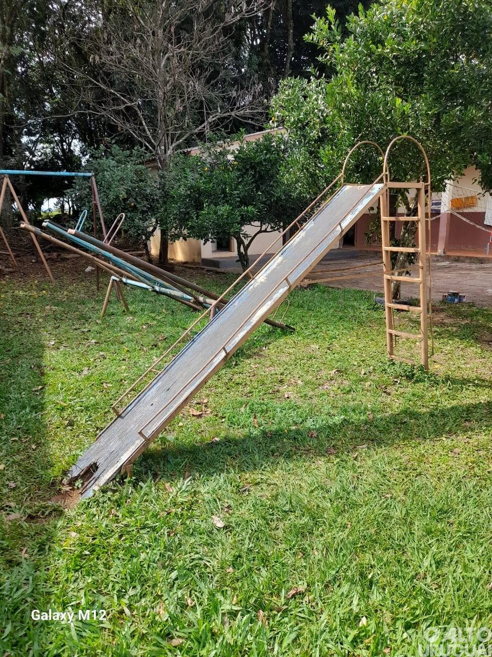 Recuperados brinquedos na pracinha da Escola Pedro Sarturi em Cristal do Sul