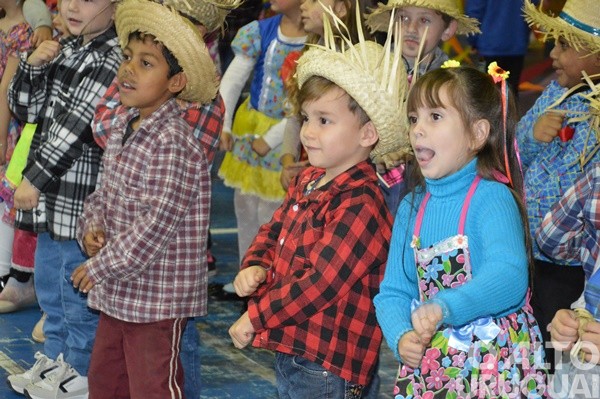 Festa Junina da Escola Irmã Odila Lehnen reúne comunidade em noite de alegria e tradição