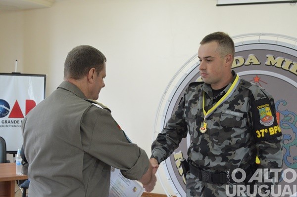 Autoridades são homenageadas pelo 37º BPM