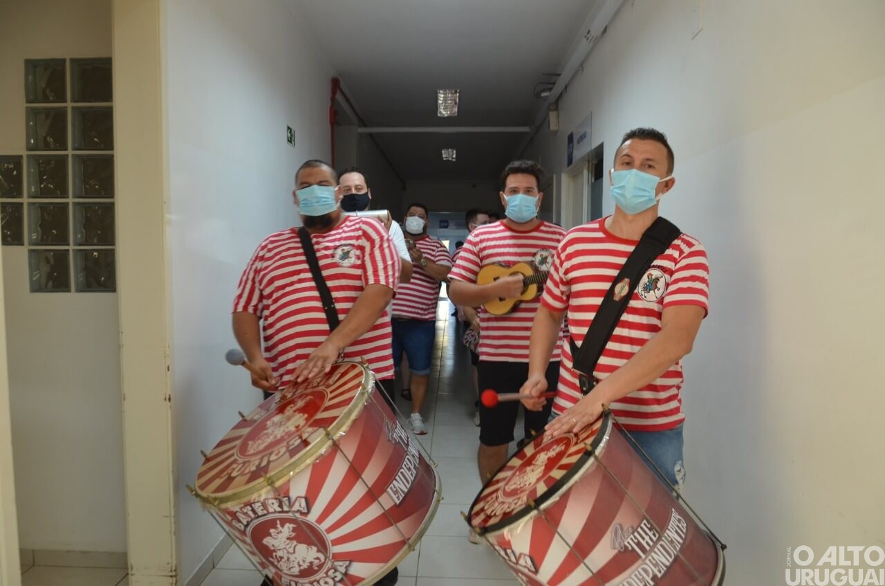 Carnavalescos de Iraí animam internados e funcionários do HDP