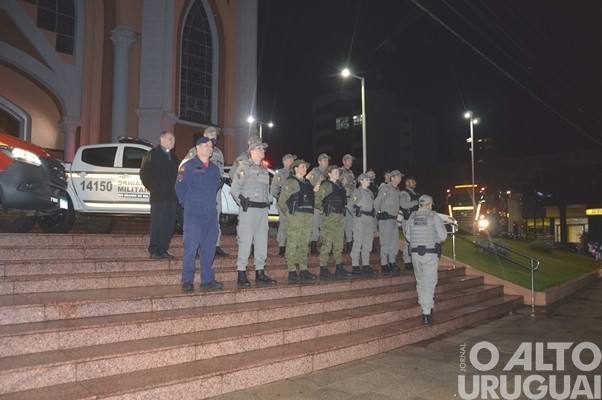 BM e Bombeiros de FW realizam homenagem a sargento morto em Caxias