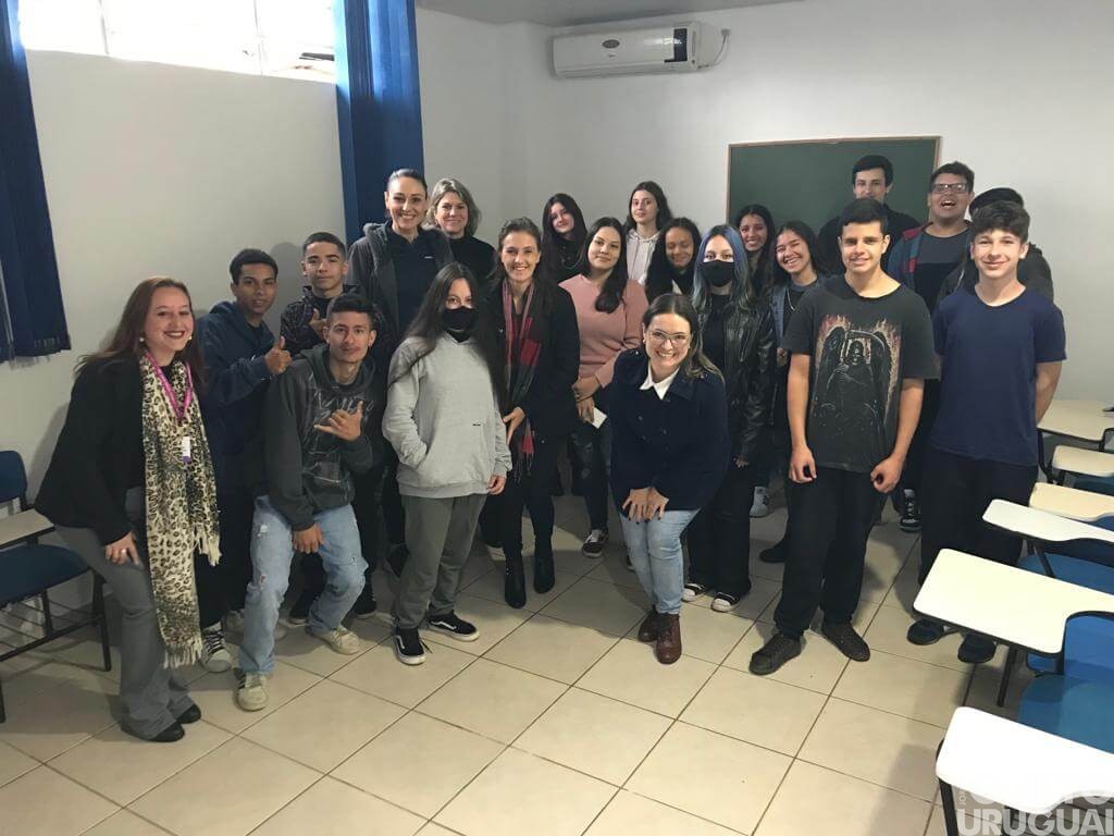 AEFW realiza palestras em escolas da região para público jovem