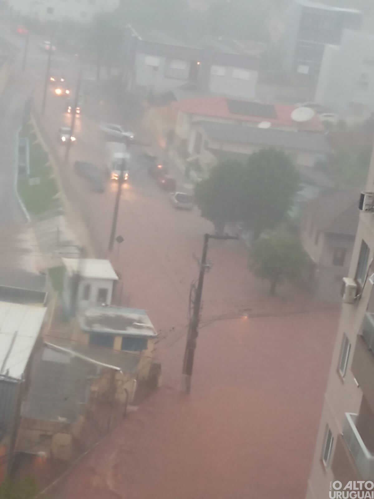 Fortes chuvas causam transtornos e alagamentos em FW