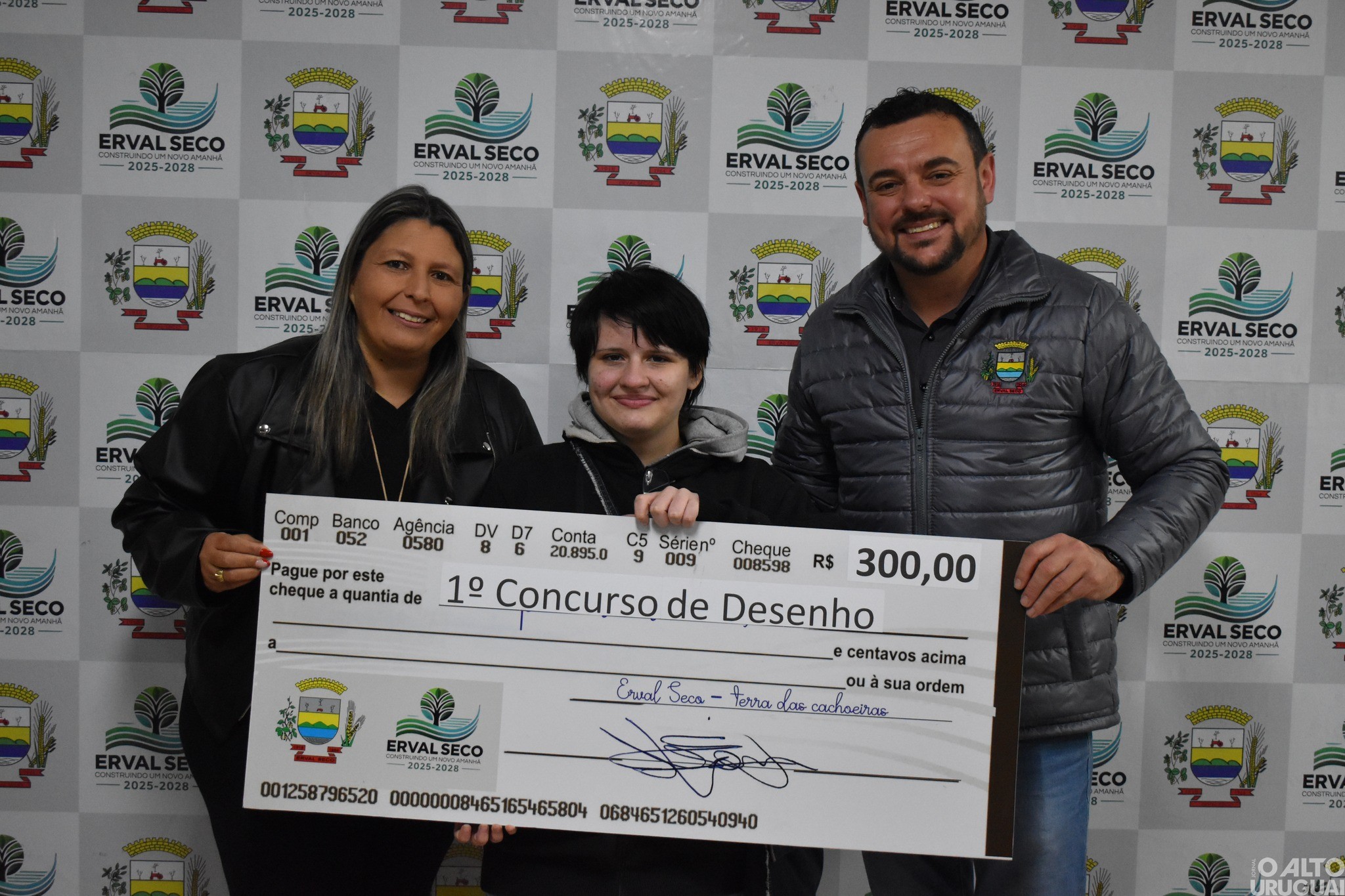 Prefeitura de Erval Seco entrega vales-compras a alunos vencedores de concurso de desenhos