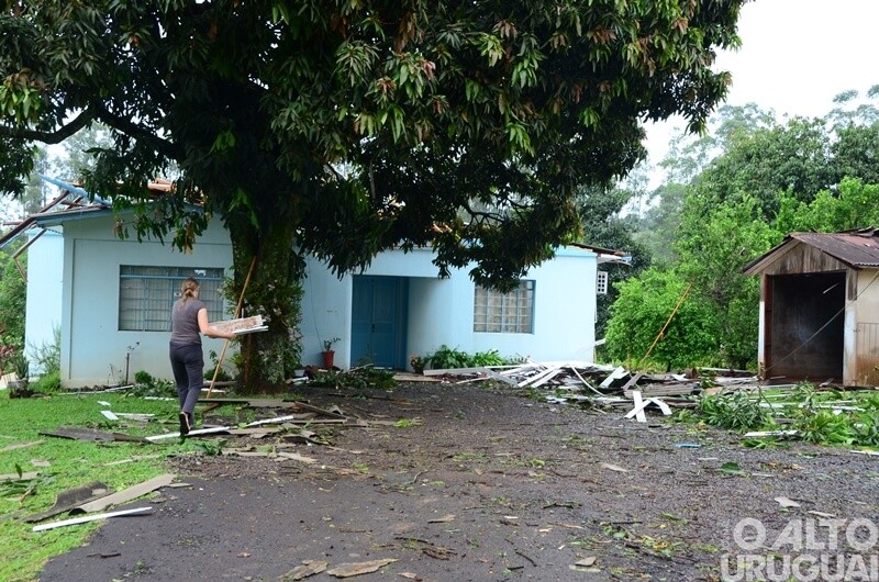 Vendaval em Pinheirinho do Vale: Sicredi Alto Uruguai promove campanha para ajudar famílias atingidas