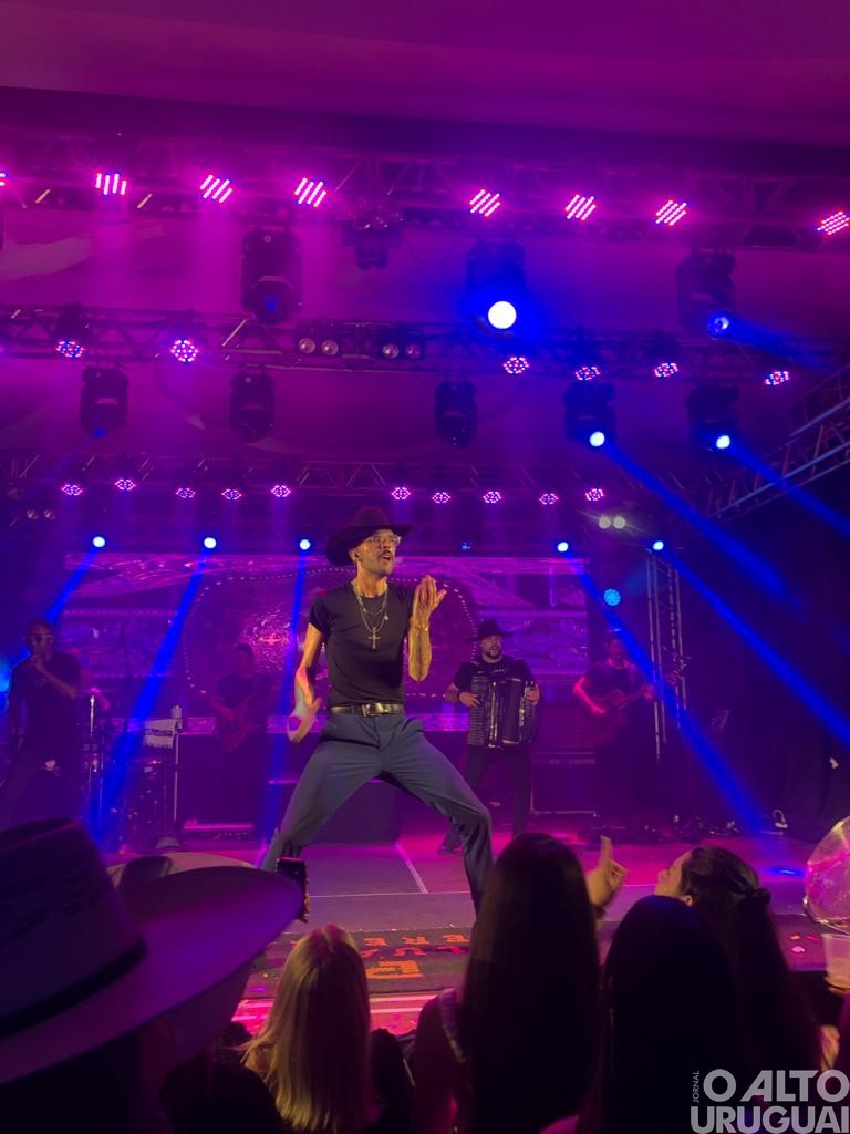Sertanejo Luan Pereira reúne grande público em show em FW