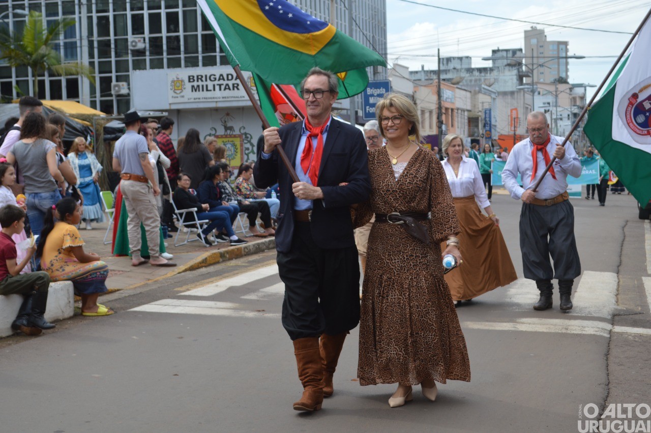 Desfile Farroupilha encerra festejos de FW