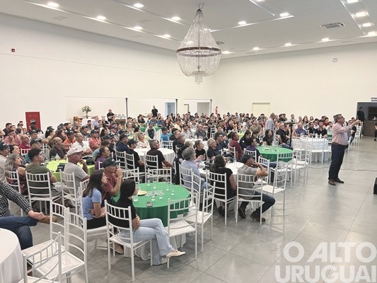 Cotrifred reúne mais de 300 produtores em FW para debater sobre bovinocultura de leite