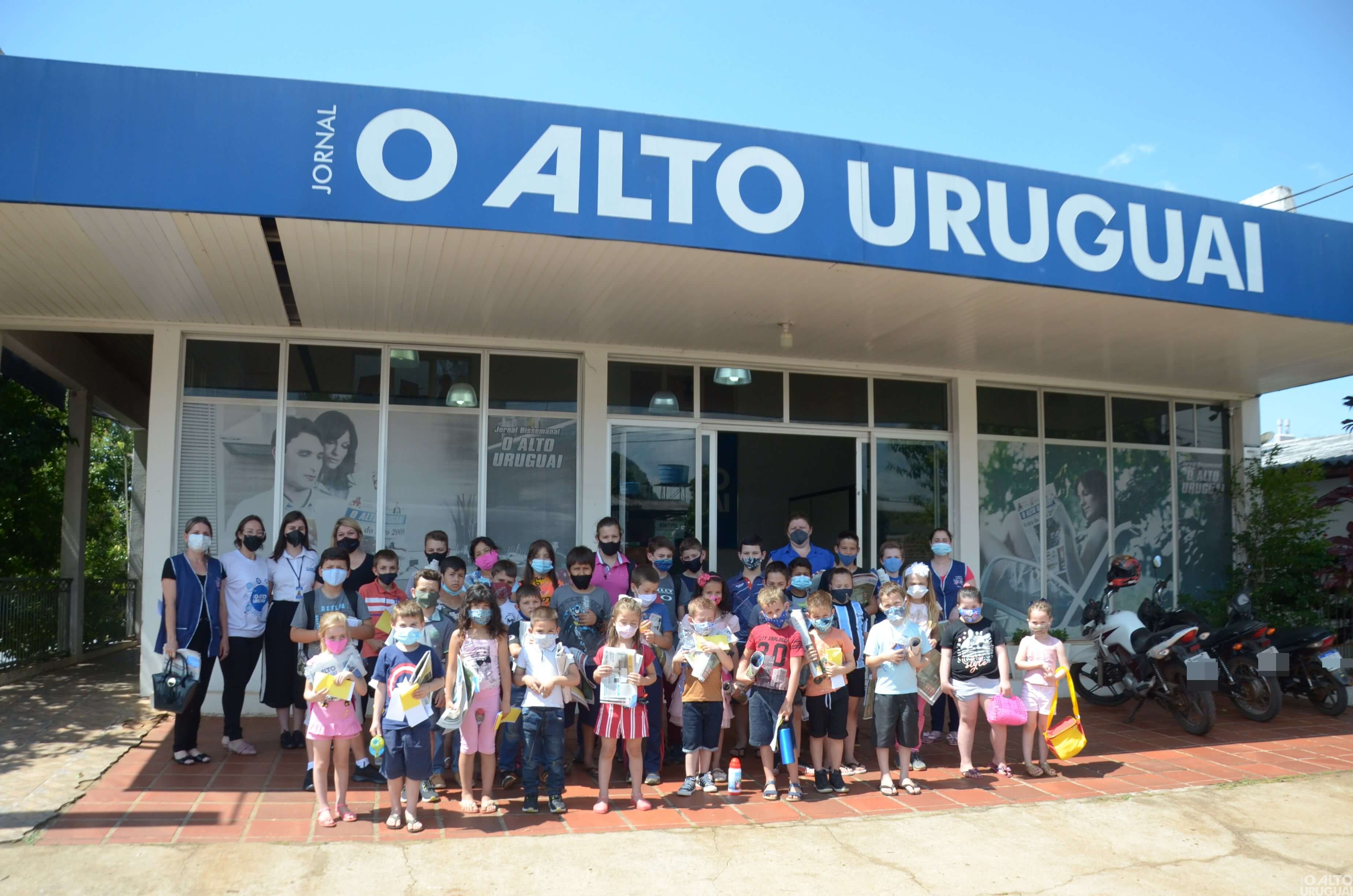Alunos da Escola Marechal Floriano conhecem o jornal AU