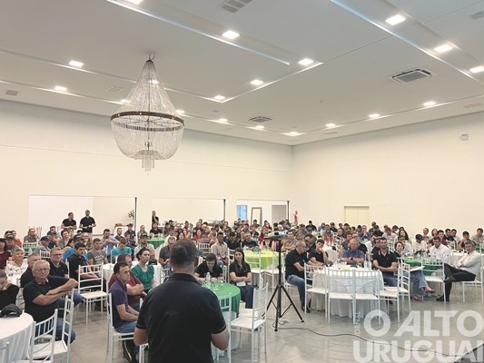 Cotrifred reúne mais de 300 produtores em FW para debater sobre bovinocultura de leite