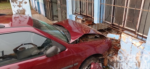 Adolescente perde controle do carro e invade DP de Palmitinho