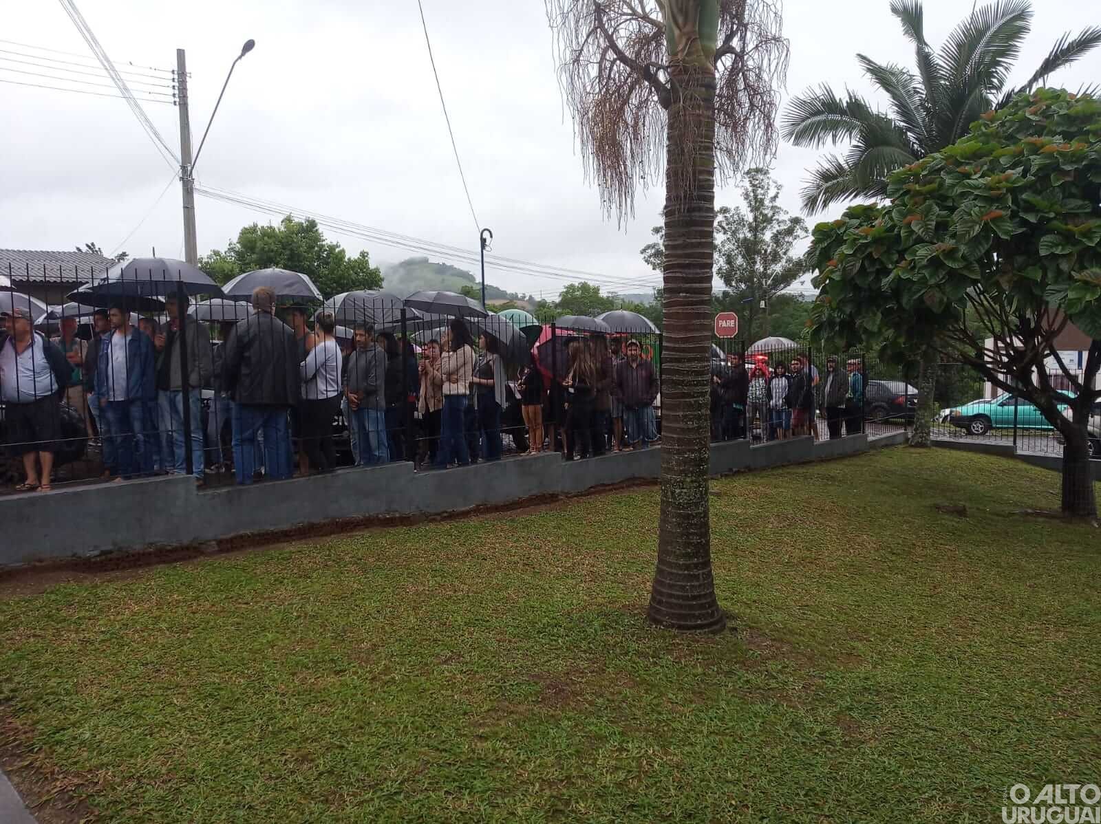 Moradores de Vicente Dutra fazem manifestações pedindo informações sobre morador desaparecido