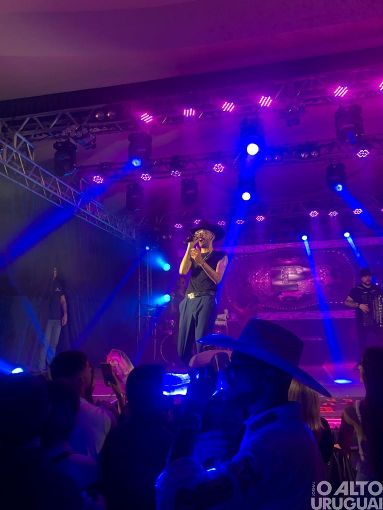 Sertanejo Luan Pereira reúne grande público em show em FW