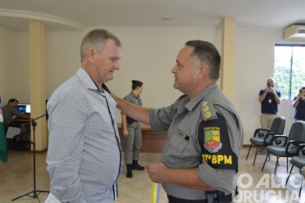 Autoridades são homenageadas pelo 37º BPM