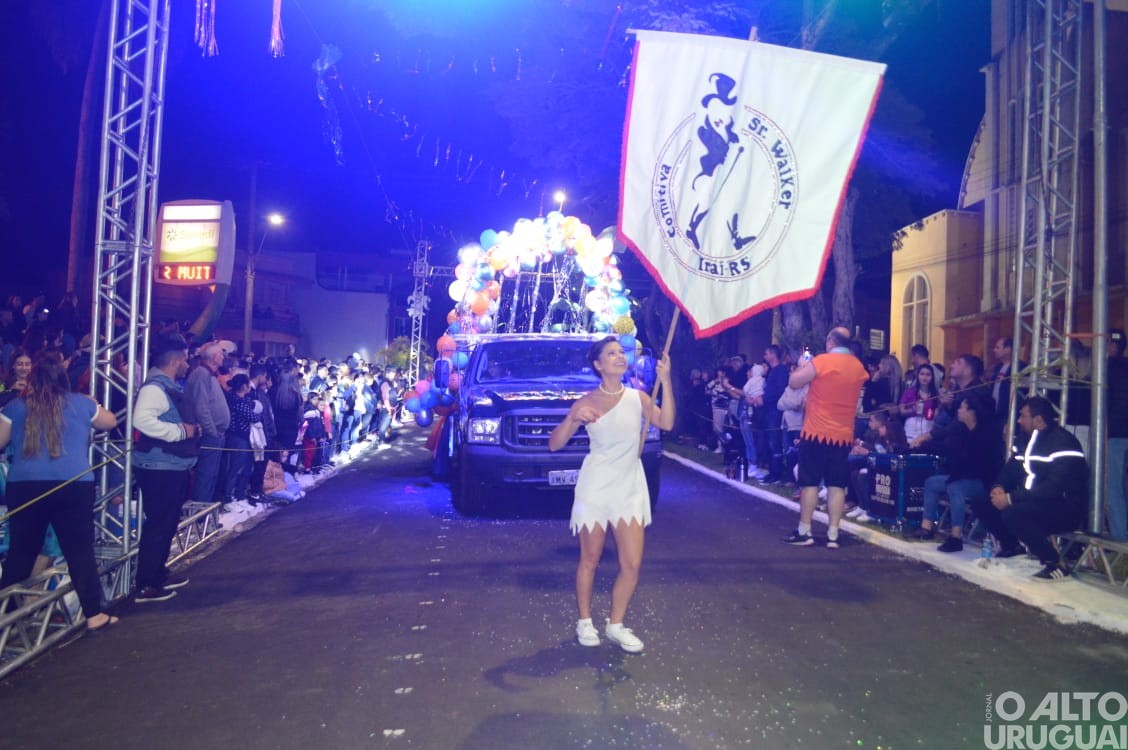 Desfile de rua do Carnaval Regional de Iraí reúne grande público
