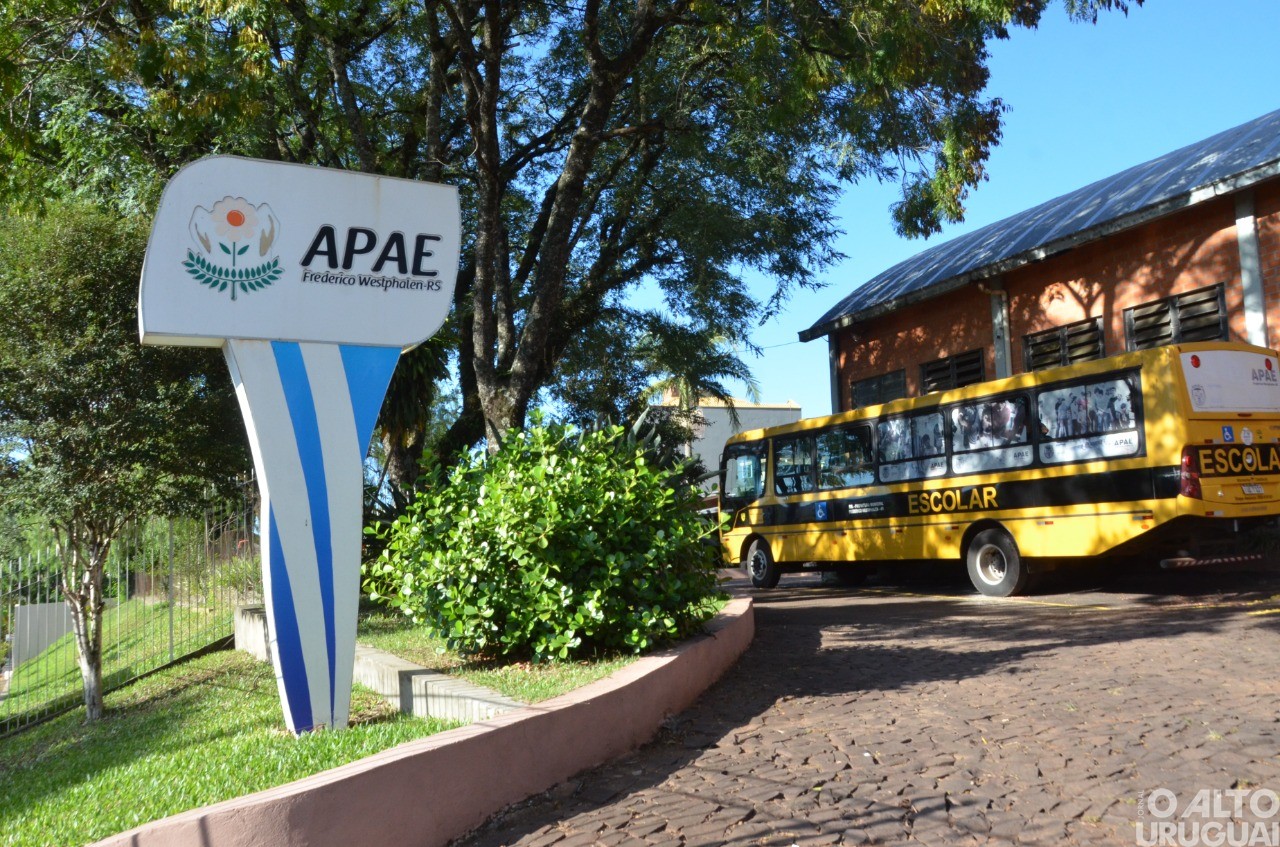 Apae de FW comemora 40 anos e lança livro sobre sua história