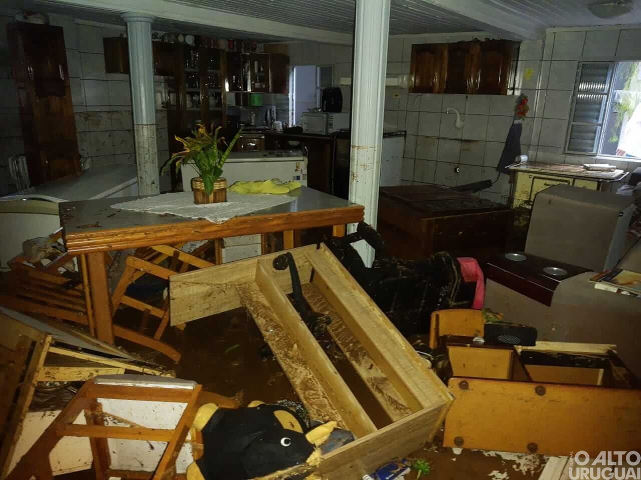 Fortes chuvas causam transtornos e alagamentos em FW