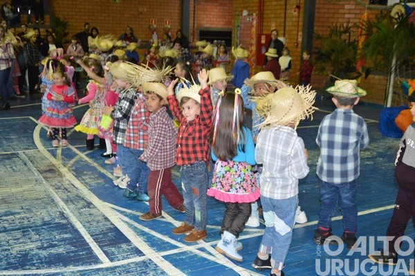Festa Junina da Escola Irmã Odila Lehnen reúne comunidade em noite de alegria e tradição