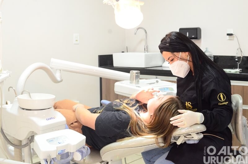 Lentes de contato dentais: a tendência entre as celebridades que também pode mudar o seu sorriso