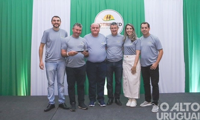 Colaboradores da Cotrifred recebem homenagem