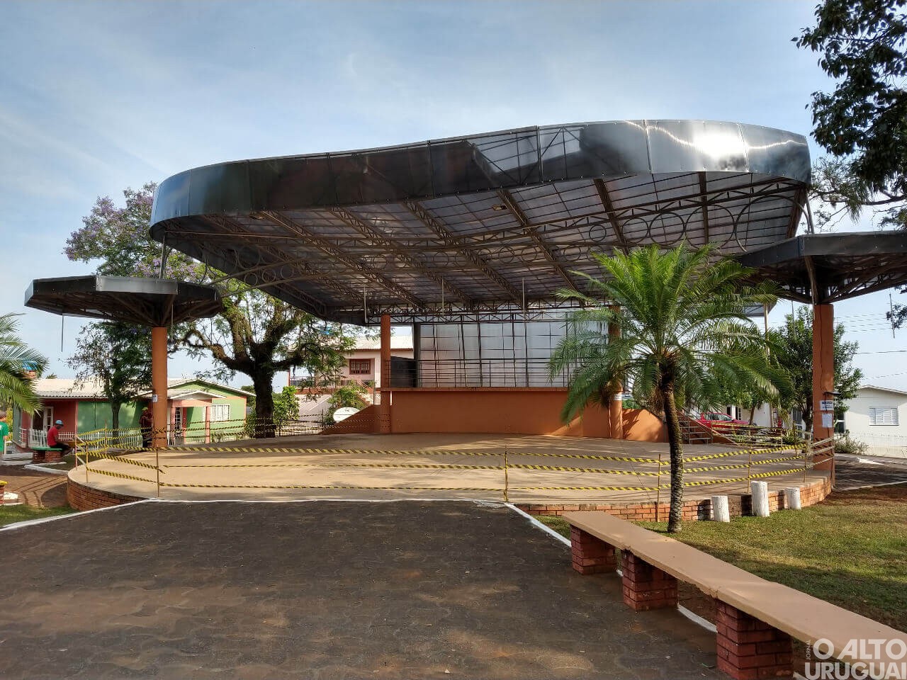 Caiçara: cobertura do palco da praça apresenta problemas