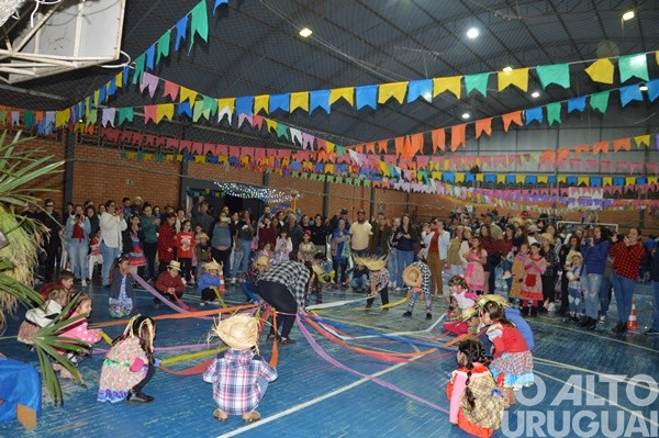 Festa Junina da Escola Irmã Odila Lehnen reúne comunidade em noite de alegria e tradição